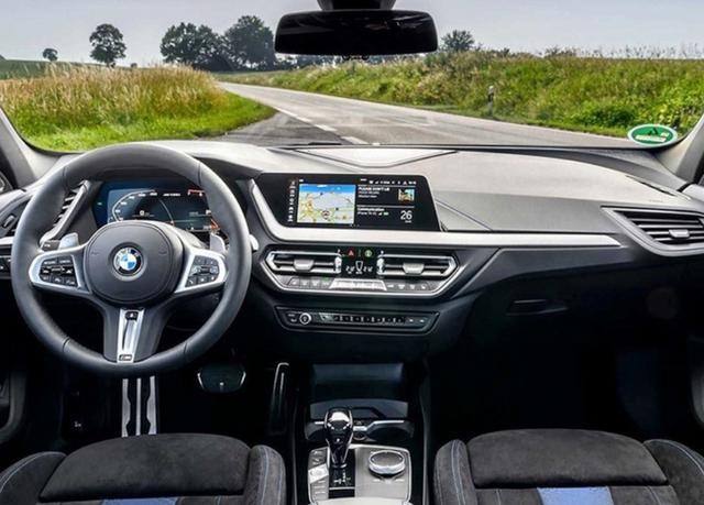 宝马的前驱钢炮终于来了，海外实拍M135i
