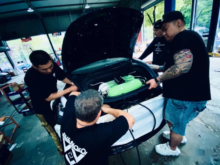 这辆特斯拉Model 3应该刹得住，提车之前刹车改件都准备好了