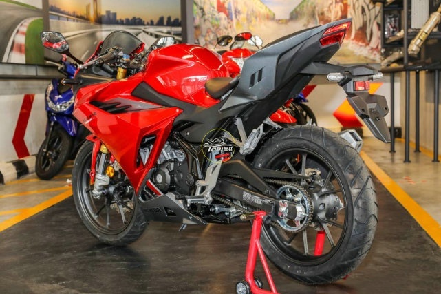 本田CBR150R新款发布 国外售价不到两万 这个外观简直了