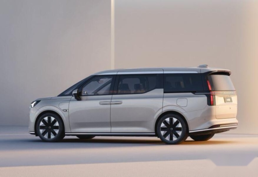 豪华移动客厅！续航738km，沃尔沃纯电MPV EM90售81.8万元