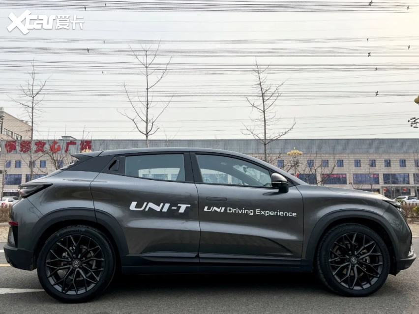 性能媲美高尔夫GTI  UNI-T 2.0T能给年轻人想要的快乐？