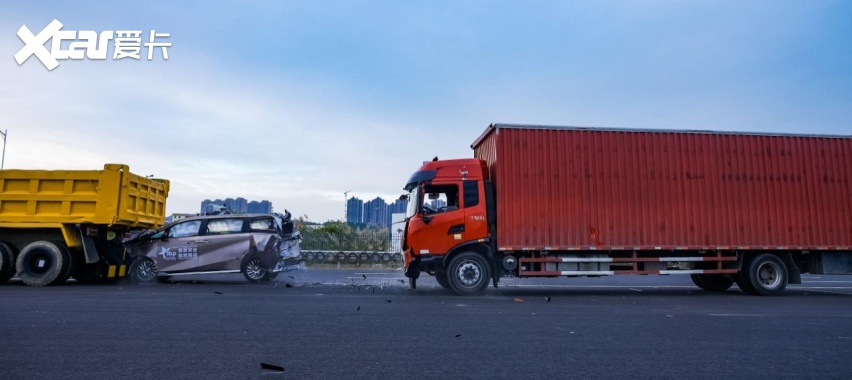 两台大货车“前后夹击”，传祺M8宗师结局如何？