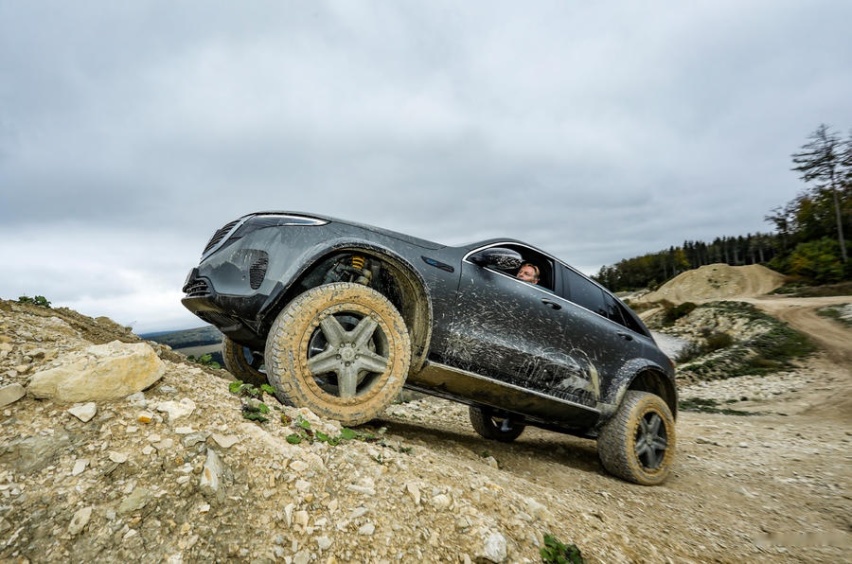 87-mercedes-eqc-4x42-concept-2020-fd-gk-climbing-front.jpg