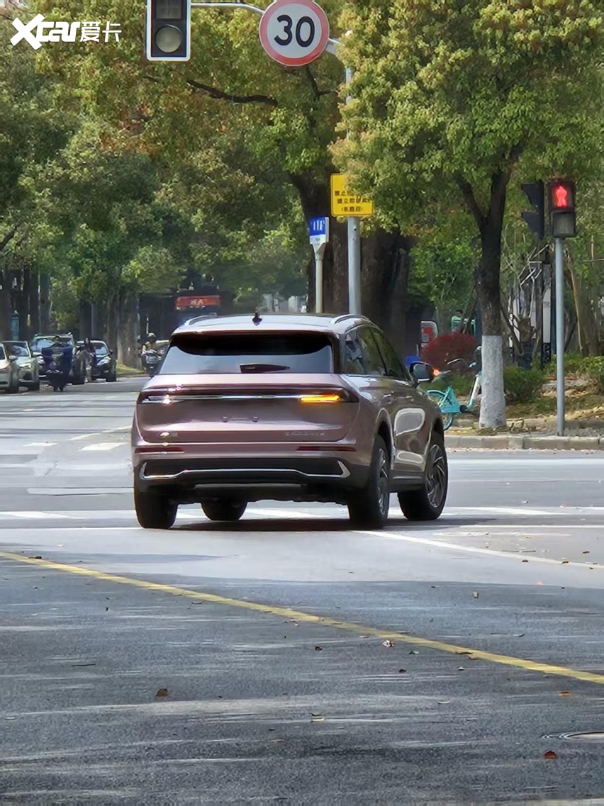 这款紫色冒险家的漆面里是不是有珠光？看着比普通漆高级不少。