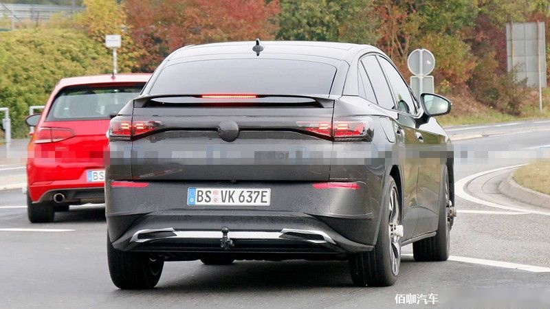 vw-id.5-first-spy-photo-rear.jpg