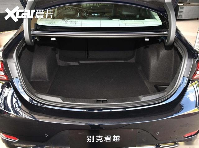 图为别克君越552t 豪华型君越的后备箱空间进深表现不错,更难得的是
