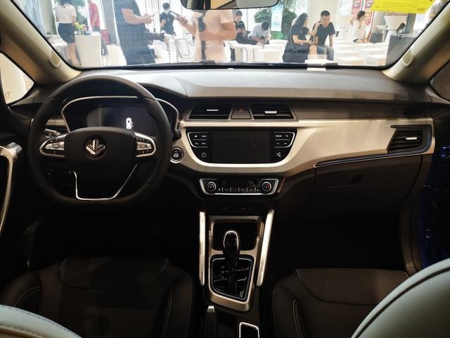 实拍：适合城市代步，6.88万起，拿下这款纯电5座SUV