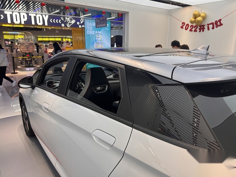 【帮你选车】10万出头买一台纯电小车 空间不输飞度，续航超400km