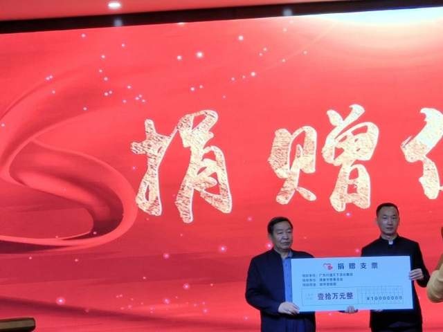 第二届广汽传祺杯中国企业家沙漠徒步挑战赛举行数百名企业家敦煌共商善举