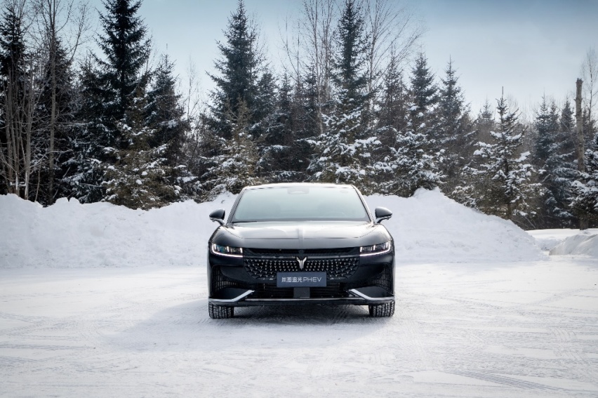 混动轿车排位赛！追光PHEV、哪吒S、比亚迪汉谁是最强王者？