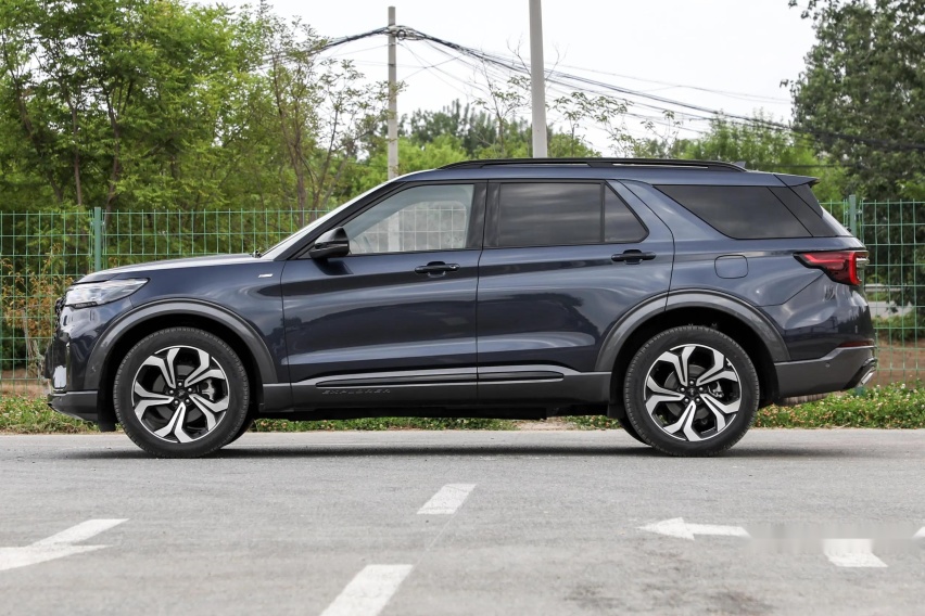 回老家过新年，建议开中大型SUV，这两款车安全舒适，四驱省油