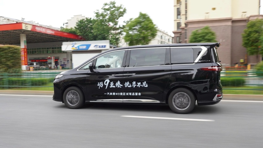 不用抢座位的7座车？这奔腾空间过分 二排让人直犯困！