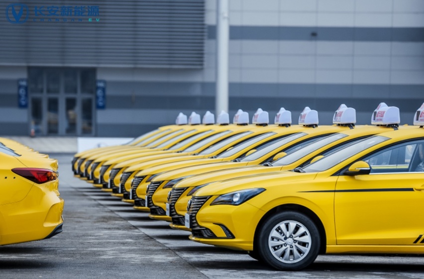 重庆“黄色法拉利”更新｜长安逸动EV460换电版，20秒即换电