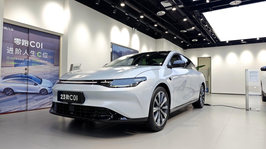 售价14.98万元起的中大型纯电轿车 探店实拍零跑C01 性价比如何？