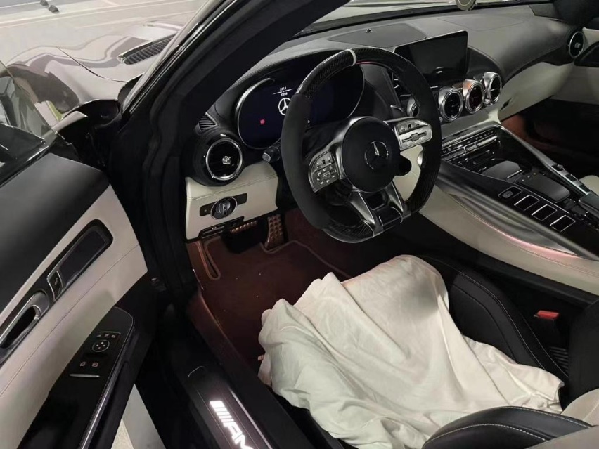 熊猫配色奔驰AMG GT C