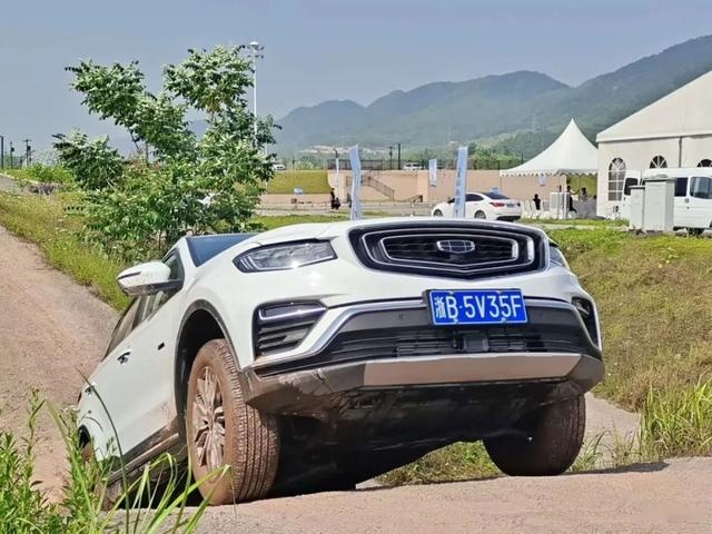 试驾博越PRO:搭载保时捷、路虎同款四驱,性能表现优异