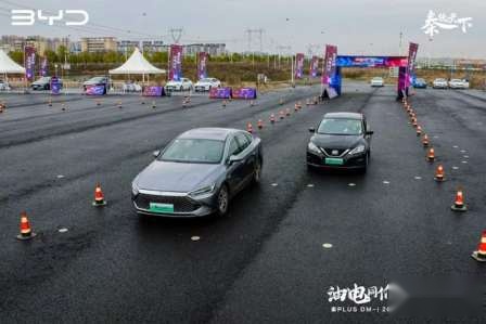 卉眼识车|比亚迪秦PLUS DM-i 2023冠军版到底多强 对比试驾