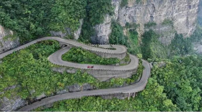 谁说只有小钢炮才能跑山劈弯，大众ID·R纯电赛车挑战99道弯