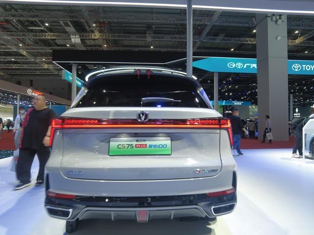 第三代长安CS75 PLUS智电iDD实拍，前脸造型时尚，续航能力提升