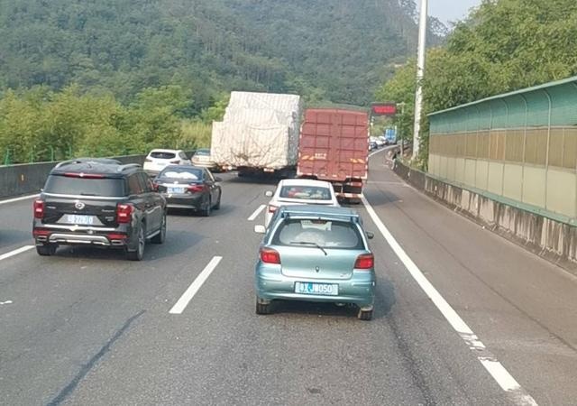 跑高速时，遇到这6种状况，要多加小心