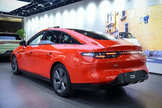 压力给到所有对手！纯电中大型轿车 零跑C01上市售19.38万元起