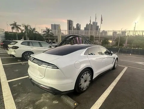 上市将近！仰望U7量产版亮相，灯组造型微调