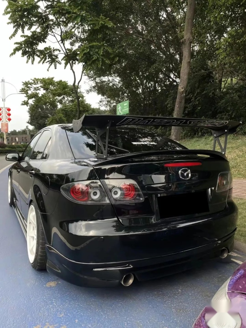 竞技走街风的老款马自达6，白色鸳鸯轮毂的搭配很有JDM味