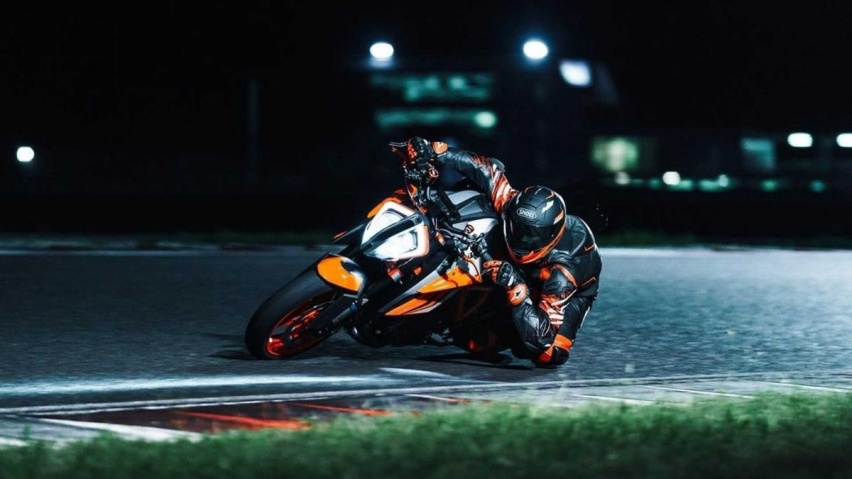 全新KTM 1290超级公爵EVO版配备半主动悬架