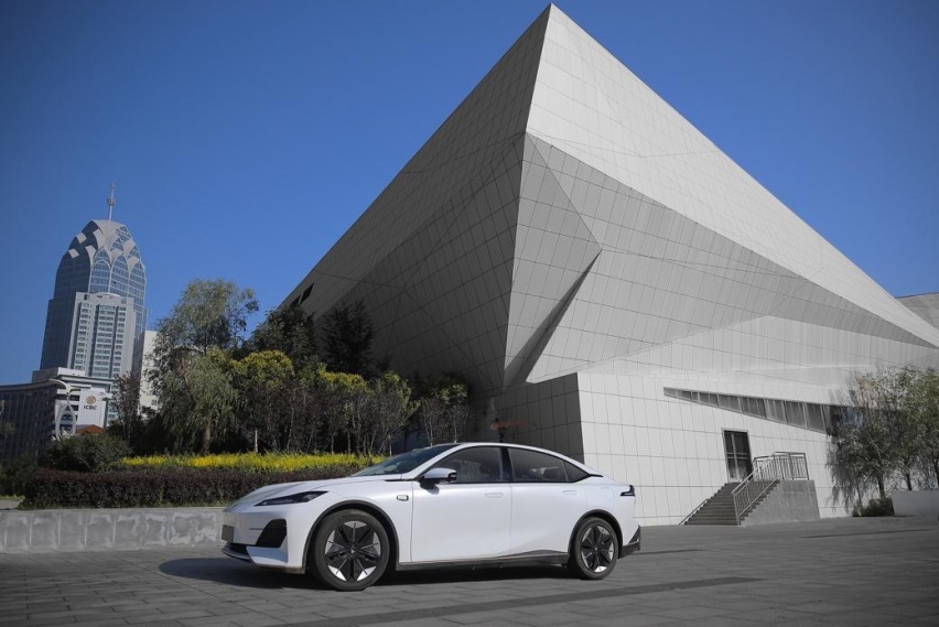 引领智能时代 深蓝SL03荣获2023世界智能驾驶挑战赛中型轿车组金奖