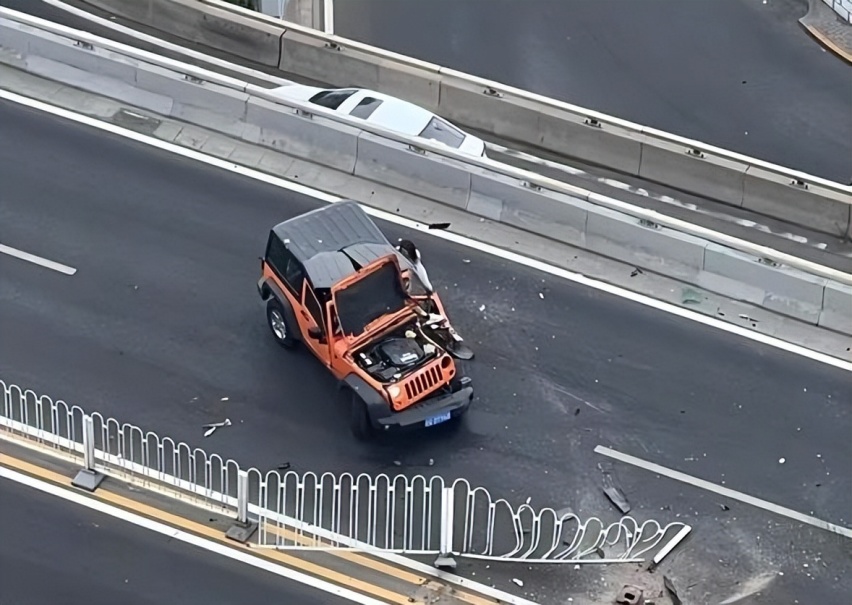 比亚迪汉对撞Jeep牧马人，人们崇拜的“进口车”，被撞了个稀碎？