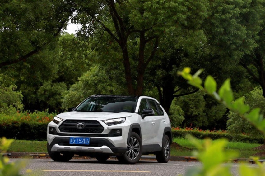 可城可野,合资家用SUV首选,丰田新RAV4荣放可闭眼入