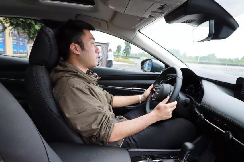 我，次世代MAZDA 3昂克赛拉，打钱！