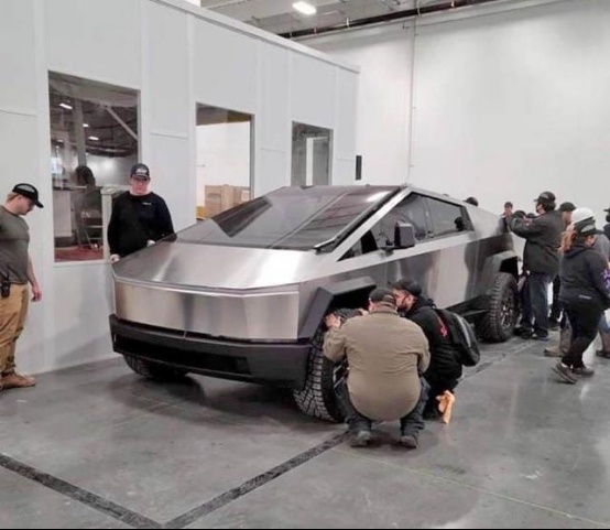 细节有变化，疑似特斯拉Cybertruck量产版实拍图曝光