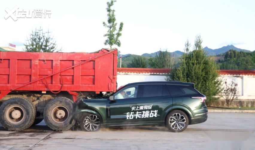 30吨大卡车加SUV双重撞击！领克09 EM-P会不会翻车？