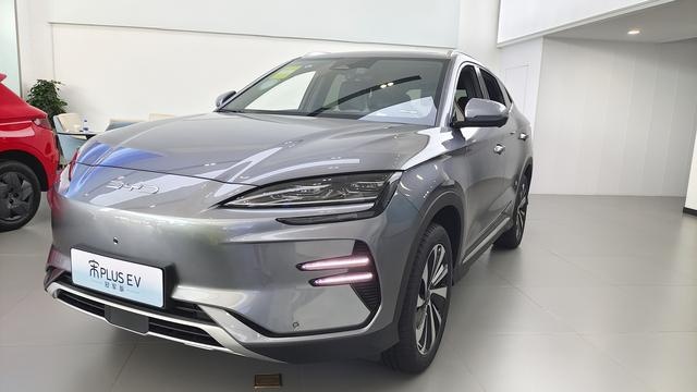 宋PLUS EV冠军版到店，时光灰很雅致，最高续航605km，充电速度