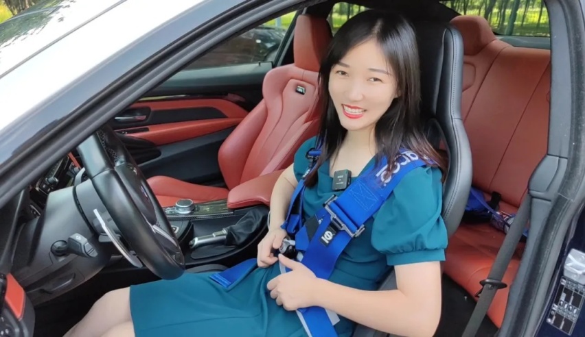 女生开了宝马M4都种草？大长腿美女车主分享买车过程！老凡尔赛了