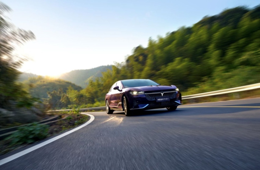 开创混动豪华新时代 岚图追光PHEV 25.28万元起售