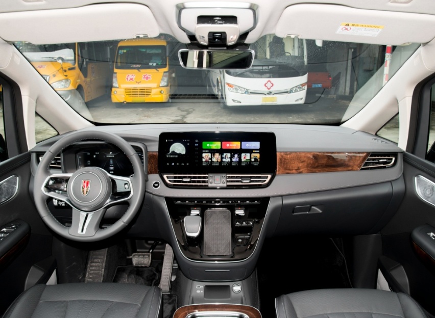 一汽红旗打造的MPV，搭载2.0T混动，续航833km