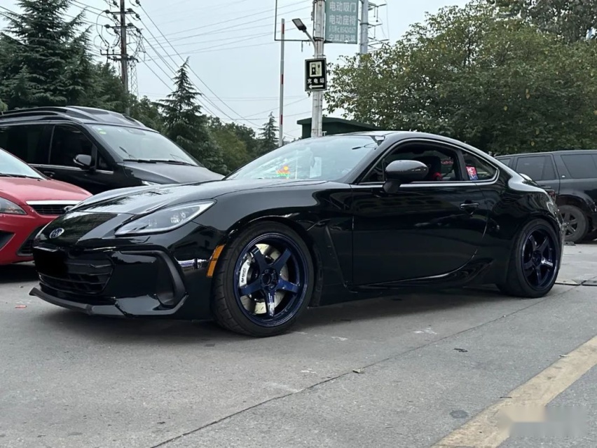 等了两年半的斯巴鲁BRZ ZD8，到手后迫不及待改装一番来圆梦
