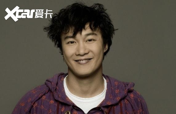 陈奕迅年收入8600万，开埃尔法买咖啡，网友：感觉被圈粉了
