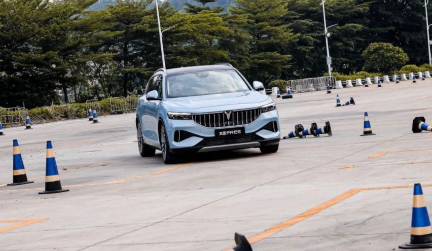 理想ONE最针锋相对的新车，配空气悬架和四缸增程器