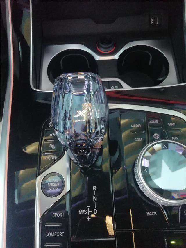 在山城享旗舰车型的豪华风范，BMW以极致之悦强化情感共鸣