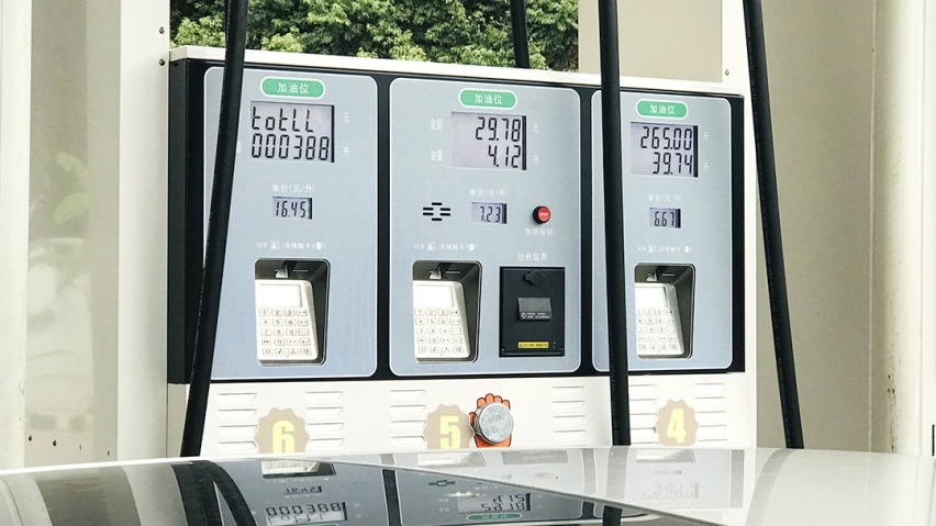 大脚油门起步伤车吗？费油吗？