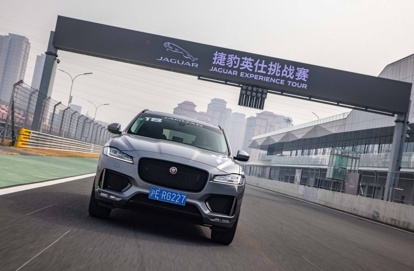 新闻图片6：豪华高能轿跑SUV F-PACE.jpg