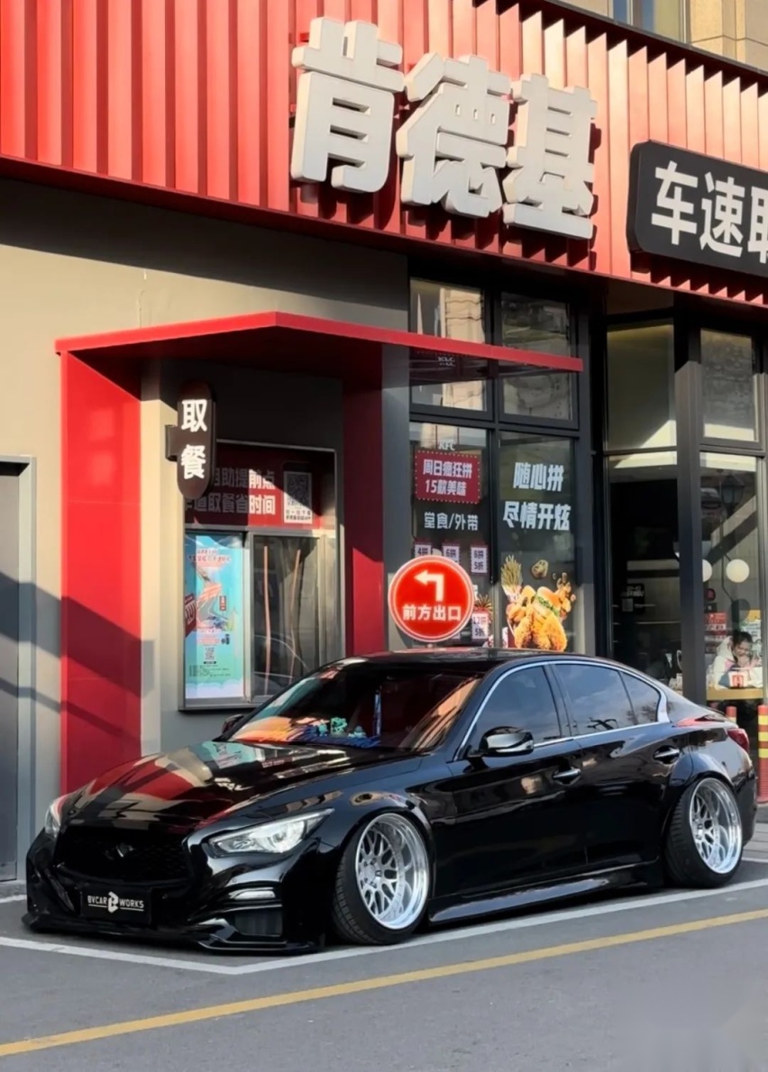 宽体姿态风的英菲尼迪Q50，从年轻小伙变成了稳重大叔