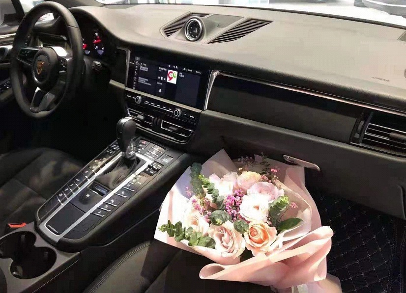 体验2.0T丐版保时捷Macan，高颜值空间小，老款还加价？