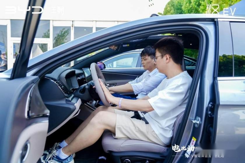 电比油低，荣耀双出击｜比亚迪汉EV荣耀版实力征服全场