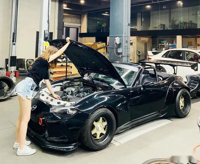 上海小姐姐改装的宽体马自达MX-5，精品程度让老玩家自愧不如