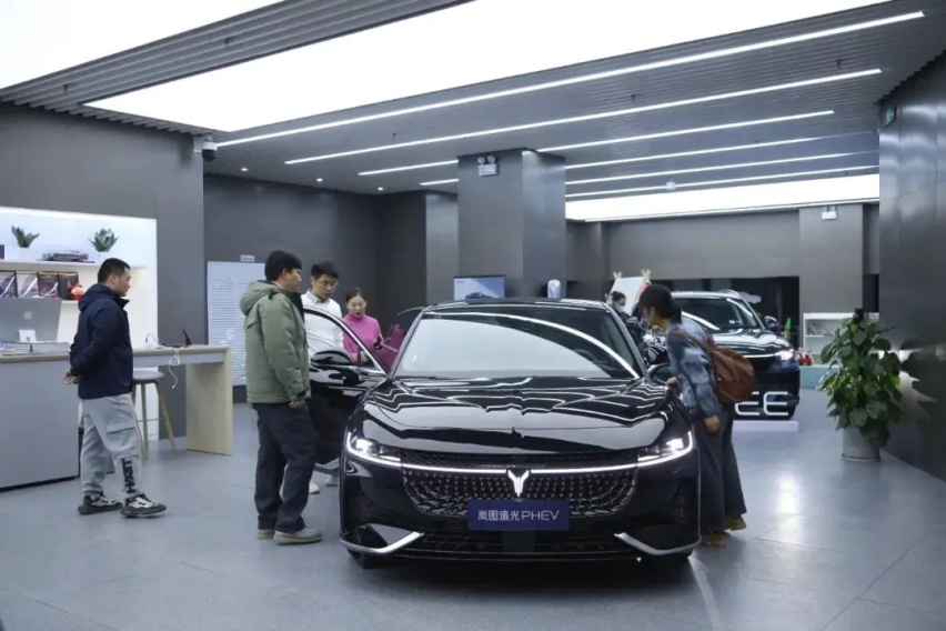 探店“新行政电动旗舰”岚图追光PHEV，车长超5米，轴距达3米