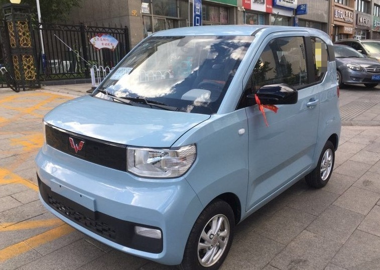 年轻人的代步车，宏光MINIEV遮风挡雨，5天充一次电，5分钱一公里